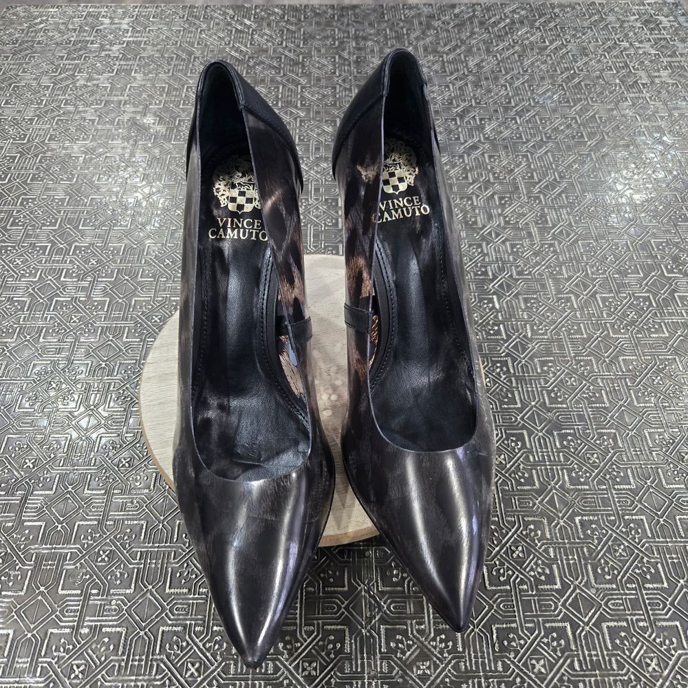 š¢ VinceāCamuto Dark Patterned Heels - Picture 3 of 17